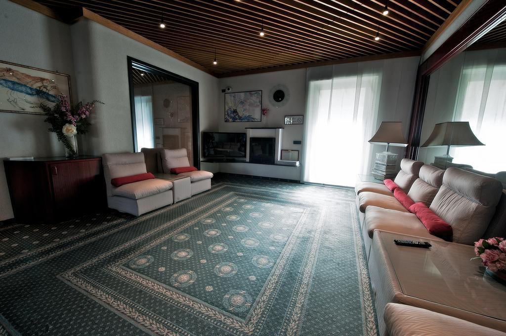 Hotel Michelangelo Biella Bagian luar foto