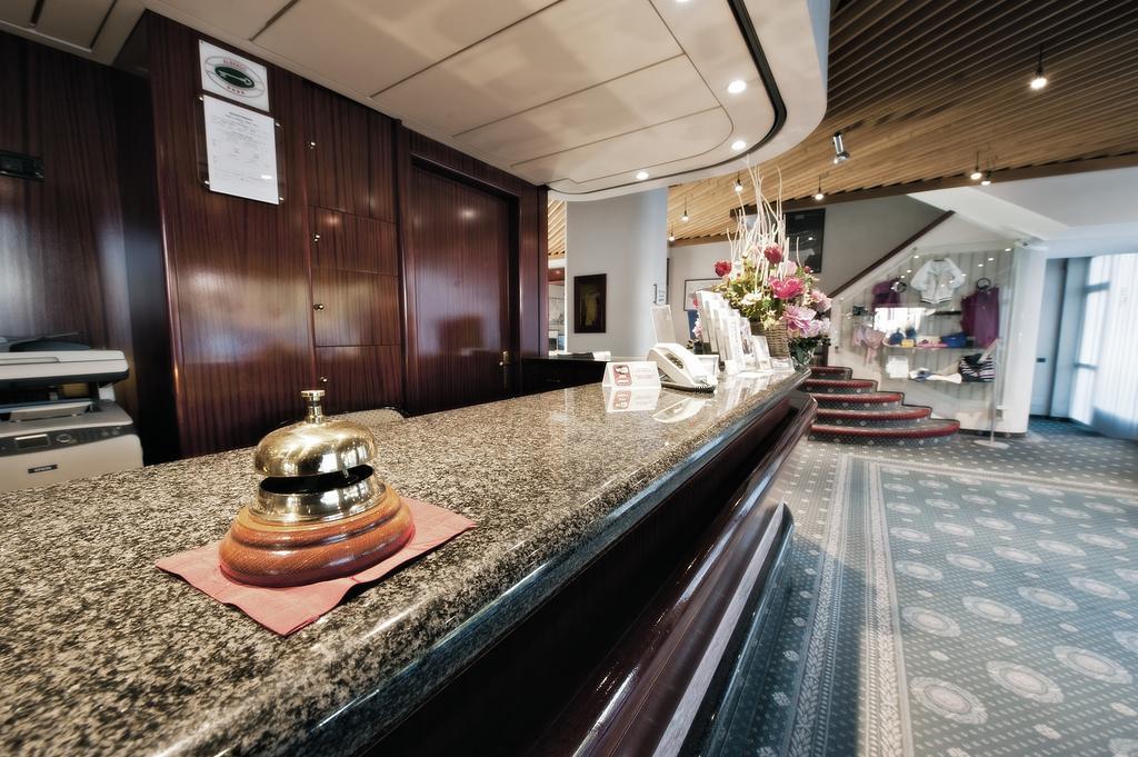 Hotel Michelangelo Biella Bagian luar foto