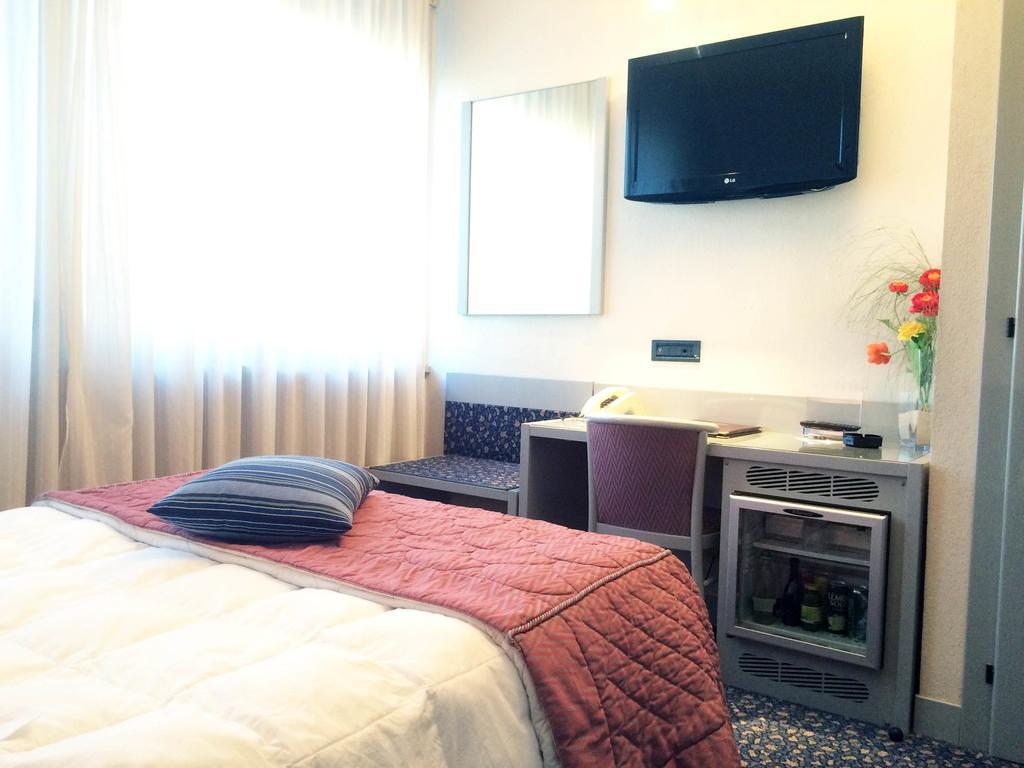 Hotel Michelangelo Biella Bagian luar foto