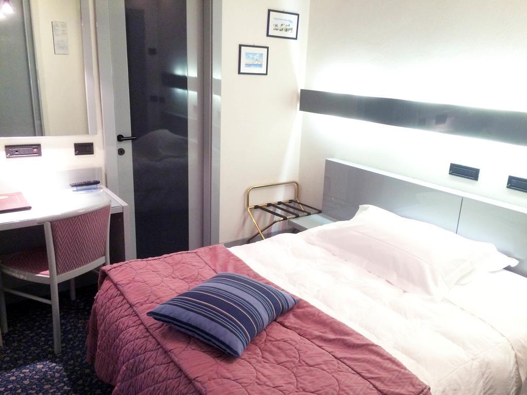 Hotel Michelangelo Biella Bagian luar foto