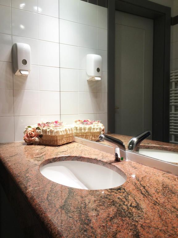 Hotel Michelangelo Biella Bagian luar foto